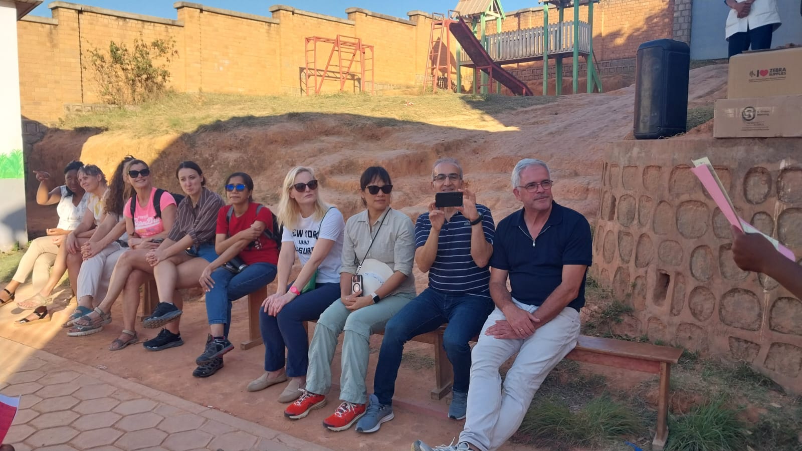 Ankizy mitsangana mandray vahiny